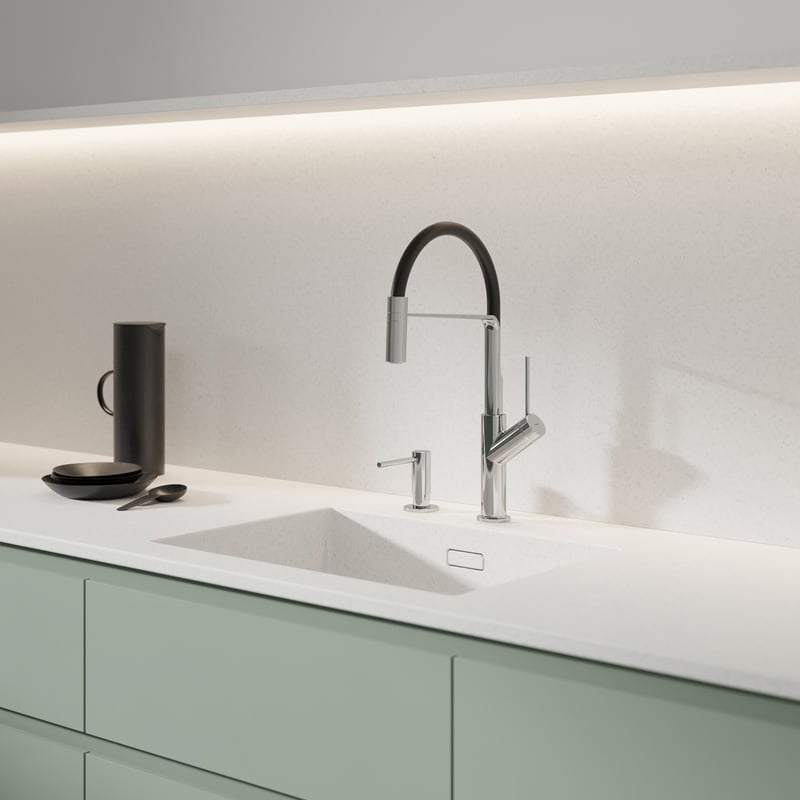 dozownik oraz bateria kuchenna w kolorze chrom