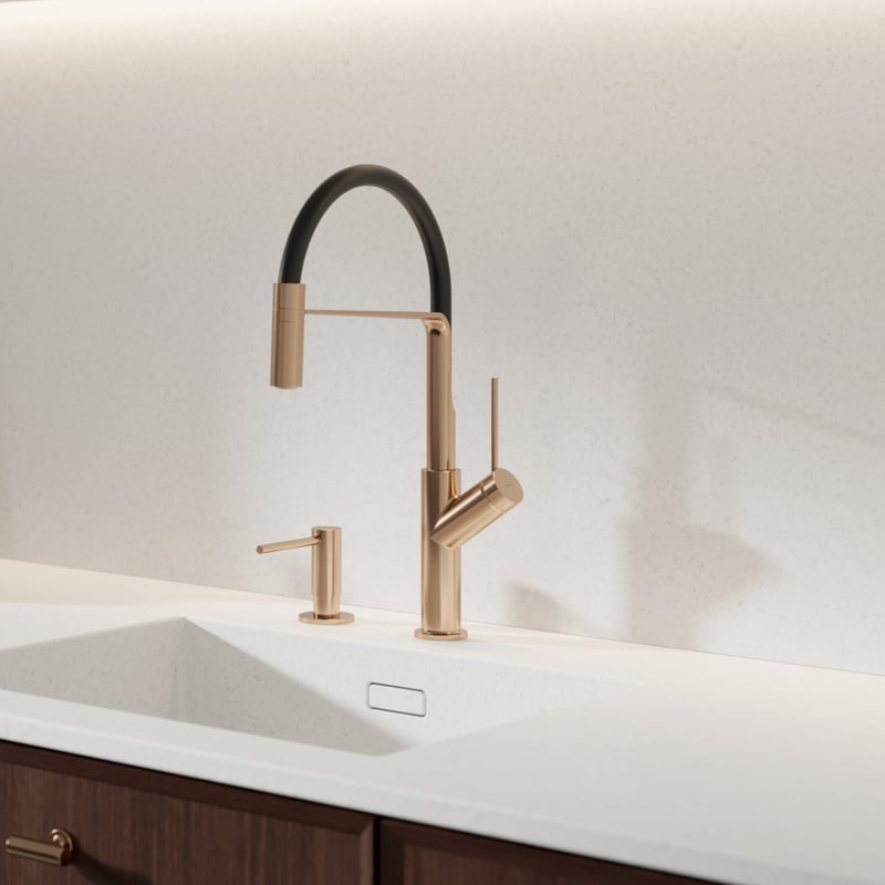 bateria kuchenna w kolorze miedzi, dozownik firmy omnires