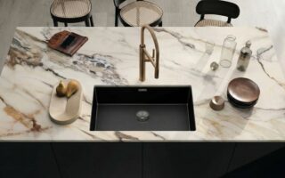 Kuchnia nowoczesna z zbltem z spieku i zlewem podblatowym