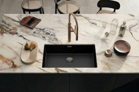 Kuchnia nowoczesna z zbltem z spieku i zlewem podblatowym