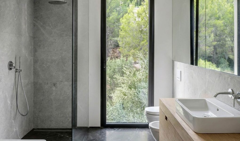 Wąska łazienka z telażem slim