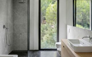 Wąska łazienka z telażem slim