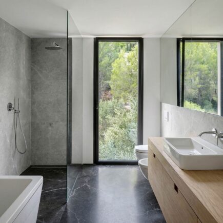 Wąska łazienka z telażem slim