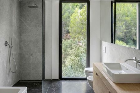 Wąska łazienka z telażem slim