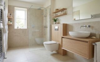 łazienka rodzinna z małą toaleta