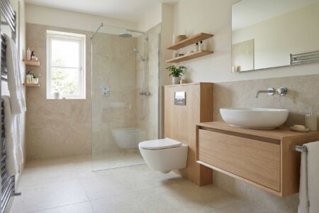 łazienka rodzinna z małą toaleta